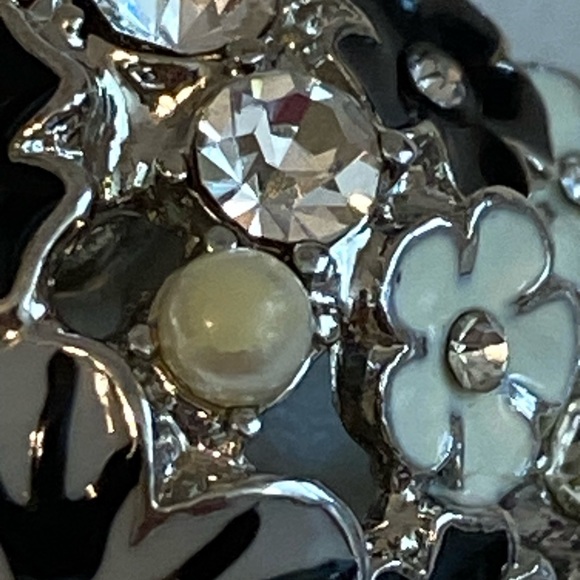 Enamel and rhinestone floral statement Ring in gray, black and cream size 5 - Picture 12 of 13